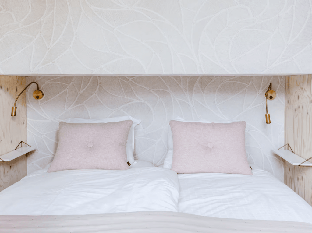 Comfortabel bed in de knusse slaapkamer van Tiny House Onyx op de Veluwe