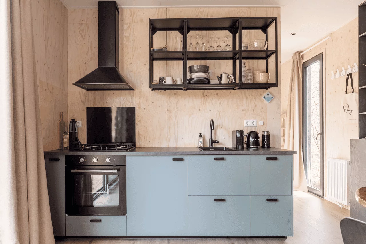 Luxe ingerichte keuken met moderne apparatuur in Tiny House Onyx, Veluwe
