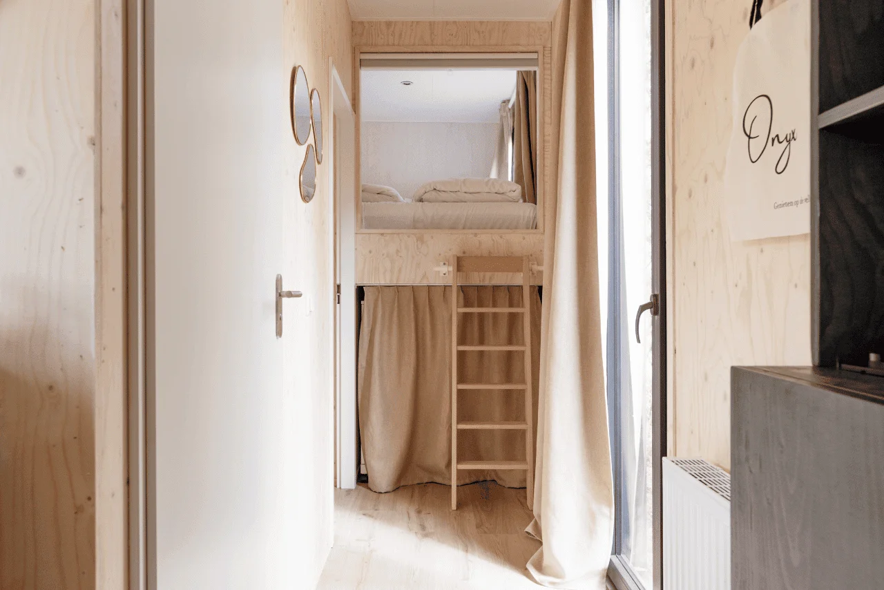 Unieke bedstee in Tiny House Onyx, geschikt voor jong en oud, midden in de Veluwe