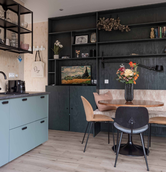 Moderne keuken met eettafel in Tiny House Onyx, perfect voor ontspannen maaltijden